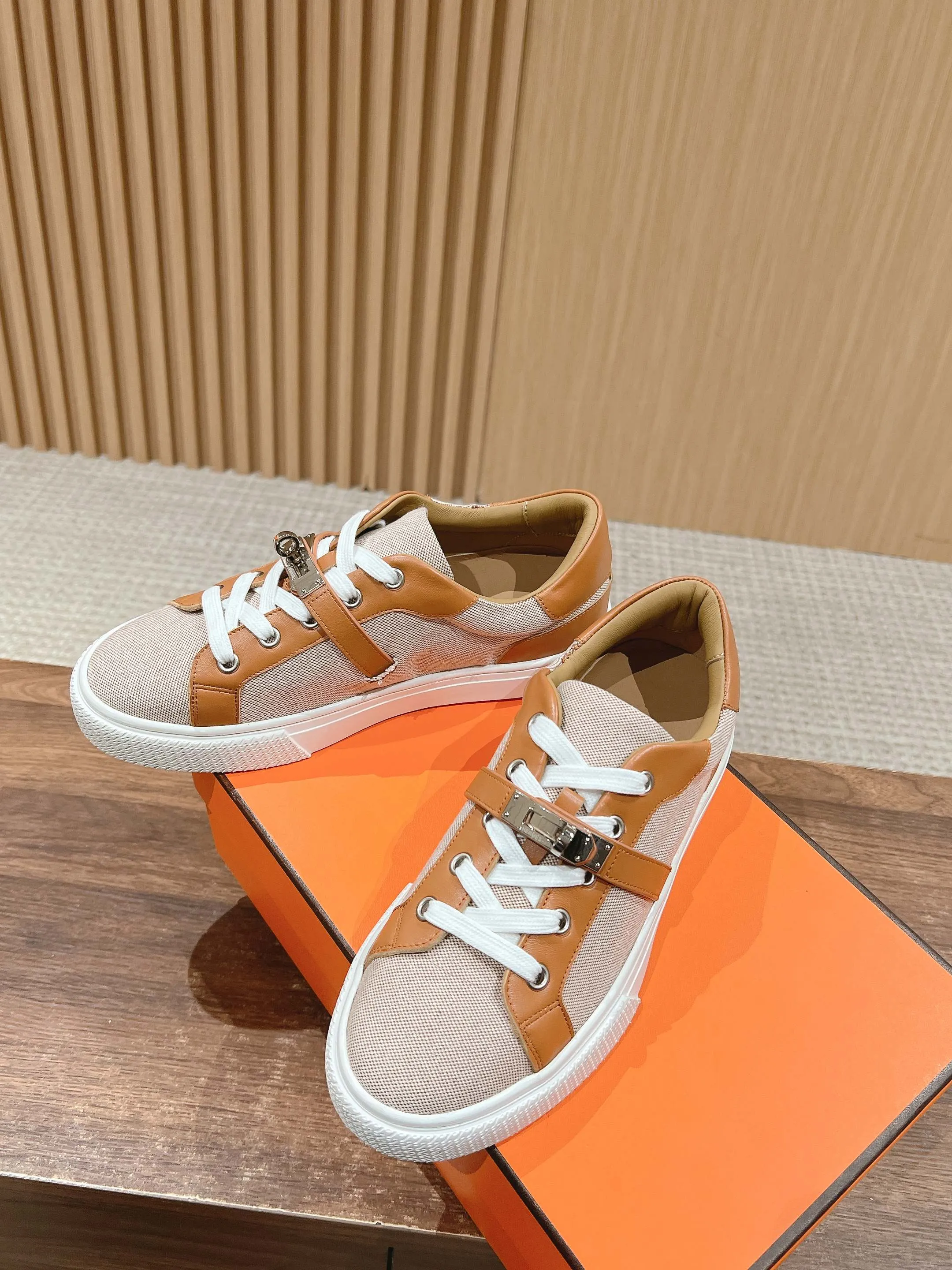 👟👟Ex-factory price 520👟👟 [Cloth cover] 🍓𝐇𝐄𝐑𝐌𝐄𝐒 Hermès classic couple model #𝐊𝐞𝐥𝐥𝐲 buckle casual white shoes skateboard shoes, no shoes collision at all, full of unknown Hermès It’s rare to find flat casual shoes, and they come with classic palladium-plated Kelly shoe buckles! People will fall in love with it at first glance. It is very versatile ~ you can wear it with skirts and pants at will. 🉑️Close your eyes and look super noble. ❥ MATERIAL Specific cowhide/canvas material, sheepskin lining, original molded TPU outsole Size: 35-44